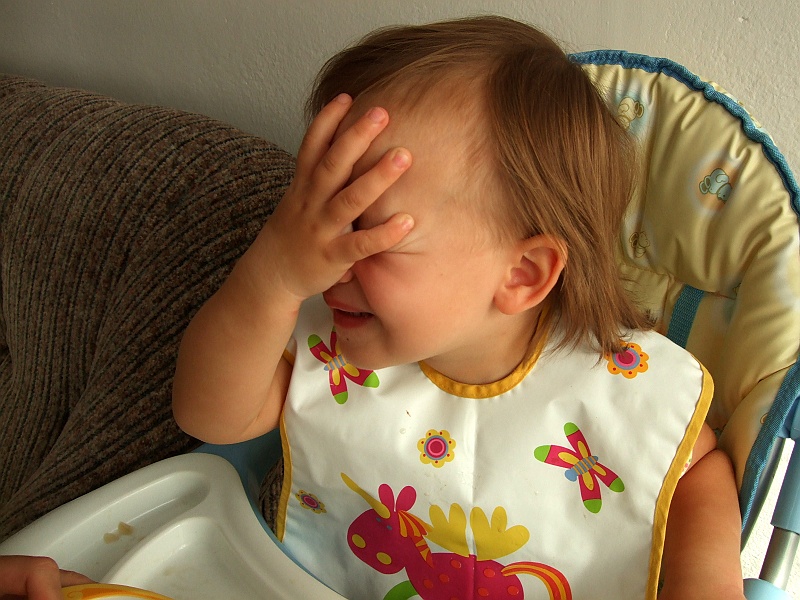 DSCF2397.JPG - Lena potrafi już zniknąć. Robi to mniej więcej tak.