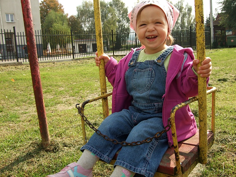 DSCF2412.JPG - Podstęp się udał. Wylądowaliśmy na huśtawkach.