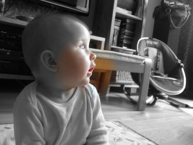 13-DSCF7200.JPG - 7. miesiąc. Tęskne spojrzenia przez okno.