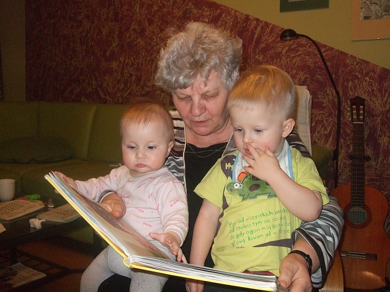 21-DSCF7321.JPG - Babcia czyta nam o dobrym wychowaniu.