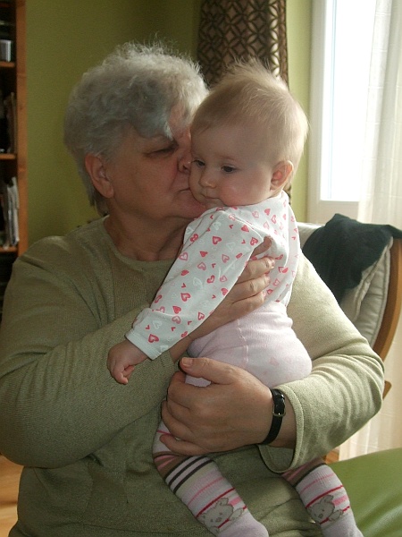 23-DSCF7385.JPG - Babunia przytula i utula.