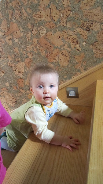 29-IMG_5636.JPG - Eksploracja schodów u wujka Heńka.