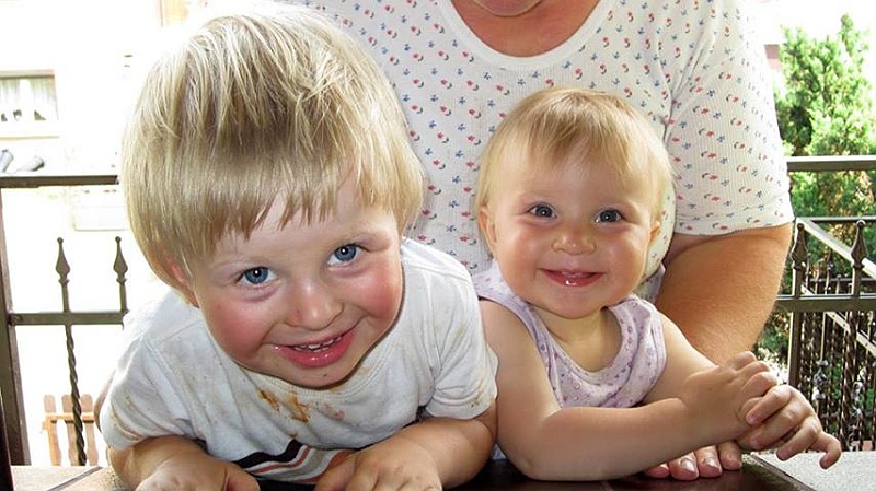 38-1069841_341352745997479_1377301848_n.JPG - Z Bracholem i Babunią w Ololanowie. Robimy akuku cioci Bognie.