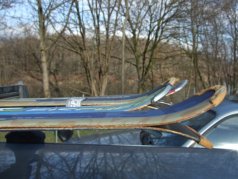 DSCF3760.JPG - Tak oto wyglądają świeżo zaostrzone narty po delikatnym deszczyku i zaledwie kilkugodzinnej podróży. Ku przestrodze.