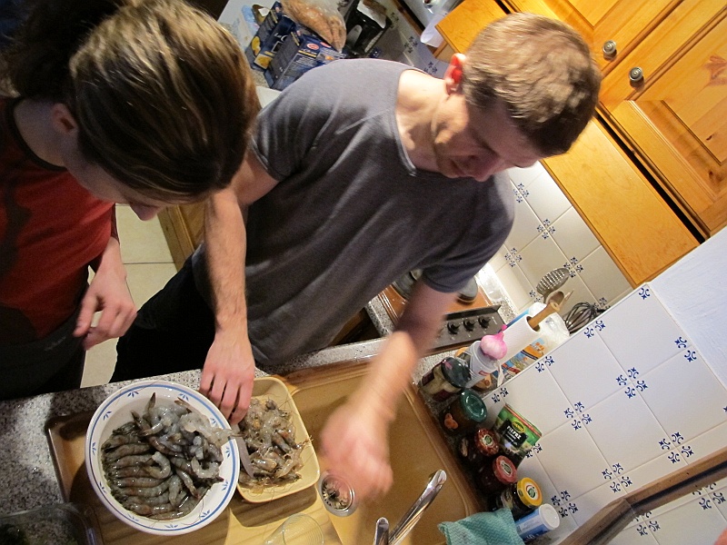 IMG_0088.JPG - Marek, jak to Marek. Grzebie się w robactwie. My bohatersko będziemy jeść.