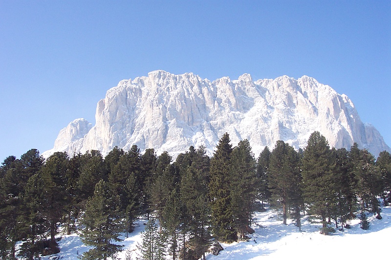 100_5317.JPG - Nasze pierwsze spojrzenie na motyw przewodni Dolomitów, czyli masyw Sella.