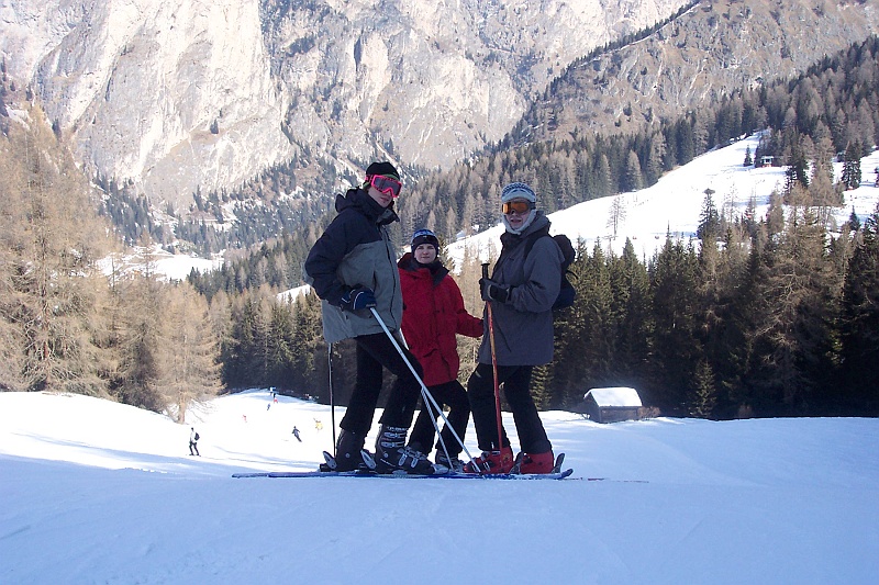100_5320.JPG - I zdjecie grupowe. Marek fotografuje. Joasia, Marek i Tomek pozują. Sprzęt uległ od tego czasu modyfikacjom, ale nie aż tak bardzo wielkim. :)