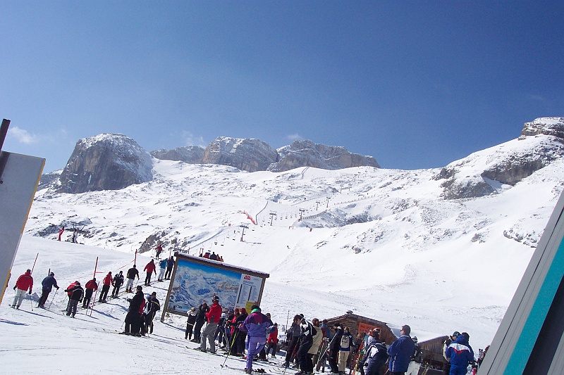 100_5328.JPG - Leniuchy mogą sobie podjechać parę metrów na taśmie i potem dalej wyciągiem na czarną traskę. Porta Vescovo.