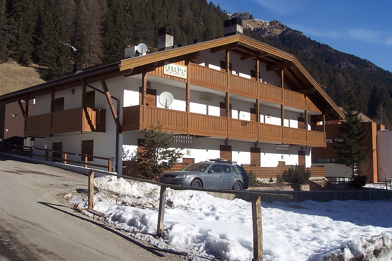 100_5372.JPG - Chatynka, w której mieszkaliśmy, oraz nieodżałowanej pamięci, służbowy mondziak Marka.