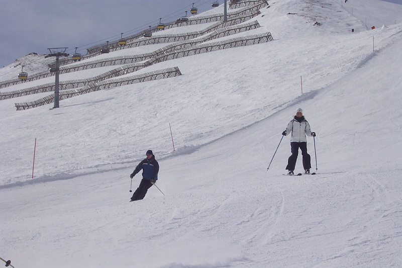 100_5382.JPG - A to drugi Marek. Złączone nóżki oraz wyprostowana sylwetka to jego znaki firmowe.