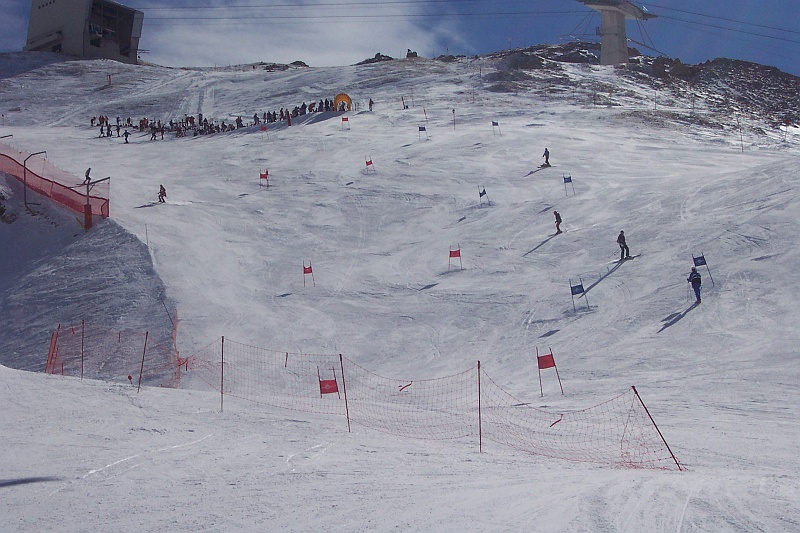 100_5389.JPG - Jeden z kilku rozstawionych slalomów równoległych. Można się pościgać. Po wrzuceniu euraka, dodatkowo zmierzyć sobie czas.