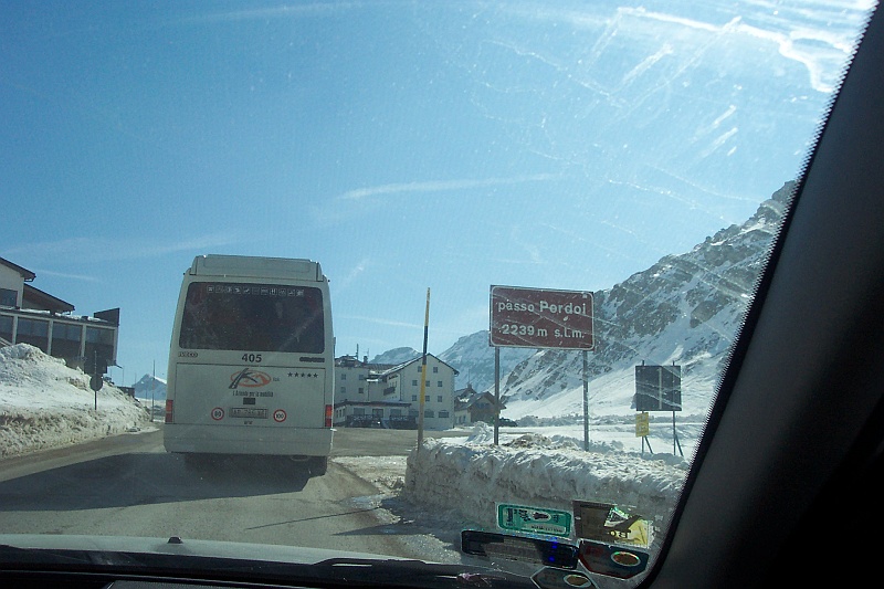 100_5436.JPG - Zafundowaliśmy sobie powrót nieroztropną drogą. Wypadła nieopodal passo Pordoi, wysokość proszę sobie odczytać samemu... :)