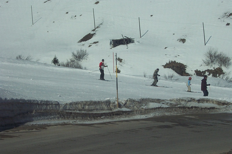 100_5469.JPG - A oto co widzi się przez boczne szybki samochodu. Z punktu widzenia narciarzy te drogi asfaltowe nikną i są w ogóle niezauważalne.