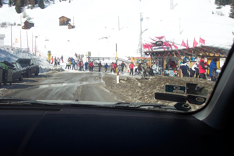 100_5473.JPG - A oto jedna z zabawniejszych cech charakterystycznych dla Dolomitów. Aby domknąć Sellarondę, konieczne jest kilkukrotne przekroczenie dróg asfaltowych. Niekoniecznie połączone ze zdejmowaniem nart.