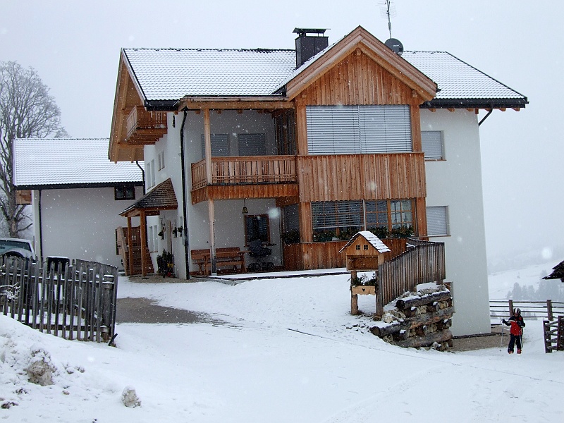 DSCF1298.JPG - A to jest domek, w Pedraces, w którym spaliśmy. Bardzo fajny, wychodziliśmy z niego na nartach bezpośrednio na stok.