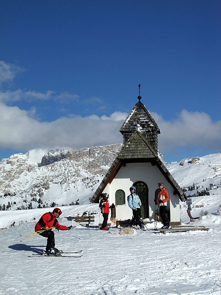 DSCF1330.JPG - Widok na jedną kapliczek. Trafiają się co i rusz w Dolomitach.