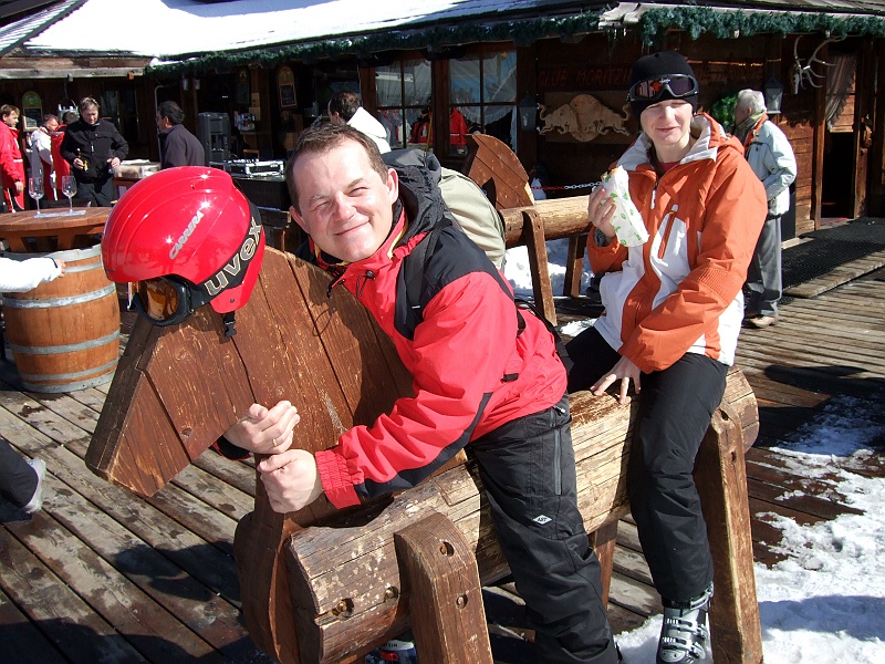 DSCF1371.JPG - Knajpa na szczycie i konik-narciarz.