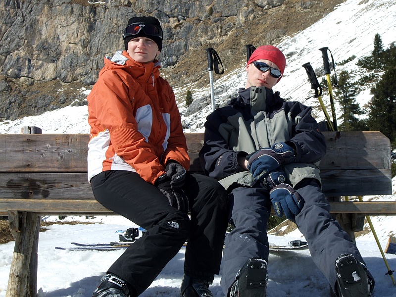 DSCF1382.JPG - Ławeczka w Colfosco, z którego szczytu wiedzie jedna z najdziwniejszych tras. Z lewej strony czarna przemienia się stopniowo z prawej strony w niebieską. Można zjeżdżać całą rodzinką o różnych umiejętnościach. :)