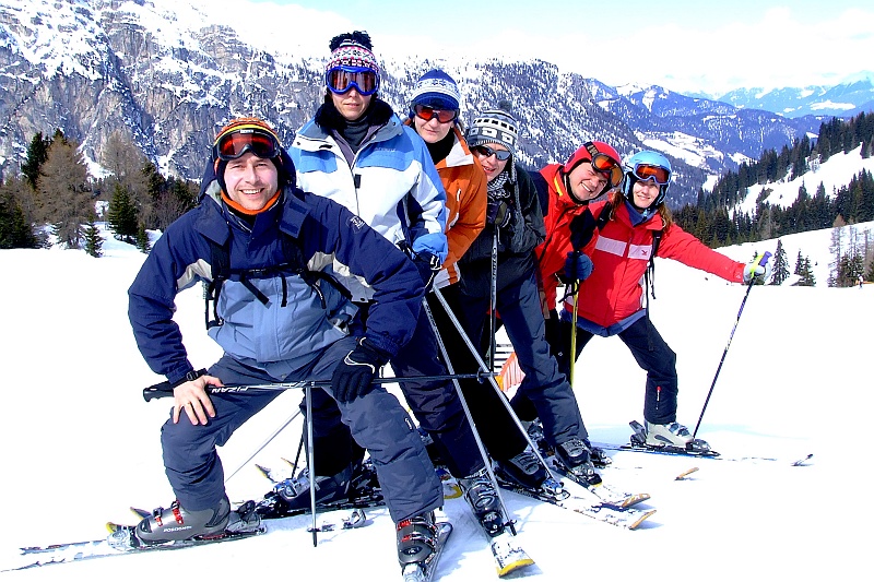 DSCF9488.JPG - No i patrzcie któż to dołączył tym razem do niesfornej zgrai! Monice i Sokołowi nareszcie udało się wygospodarować troszkę urlopu i poszusować z nami (szczególnie baliśmy się czy Uniwersytet przeżyje tę tygodniową rozłąkę, z ledwością, ale przeżyl, w każdym razie była to dla niego najpoważniejsza próba od czasu ufundowania w 1364 roku). Poza tym, jak zawsze niezawodni, Beatka i Rafał.