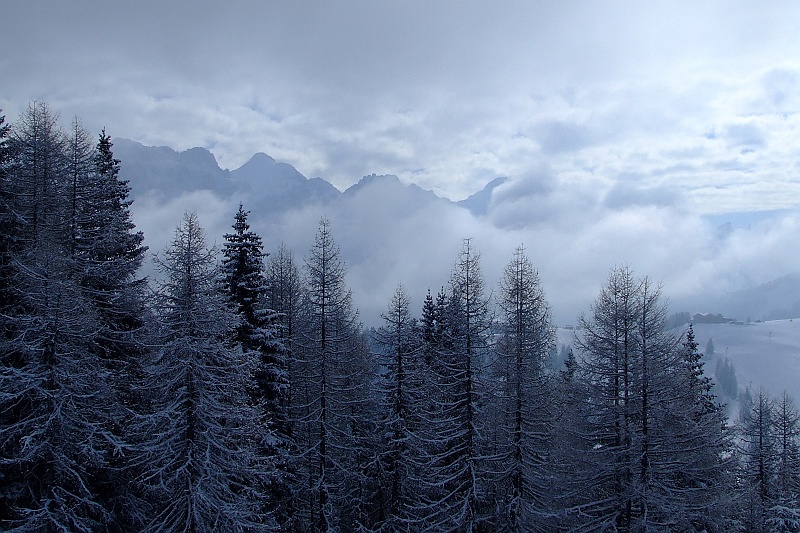 DSCF9645.JPG - Ponieważ kwaterę mieliśmy w La Villa, jeździliśmy do oporu, a nawet zdarzyło się poza ten opór wykroczyć i nie zdążyć na ostatni wyciąg. Półmrok w każdym razie towarzyszył naszym powrotom codziennie.