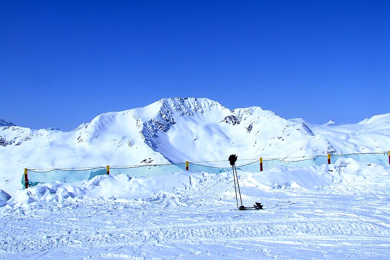 DSCF3939.JPG - Słoneczko operuje. Tu i ówdzie czekające na właścicieli utensylia...