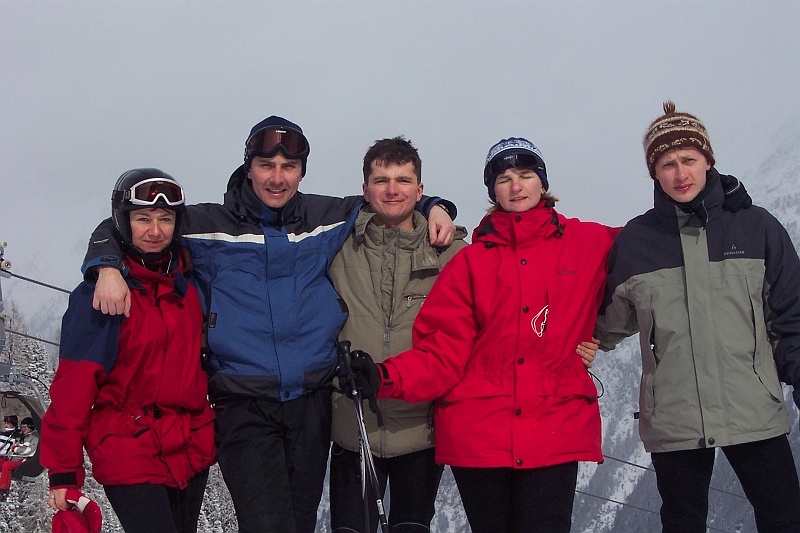 100_3560.JPG - I pamiątkowa fota na rozpoczęcie wyjazdu. Od lewej: Sylwia, Marek, Gryq, Joasia, ja. Fotografem jest Marek. Agnieszka została w domu z małym Filipem, będzie jeździć z Grzegorzem na zmiany.