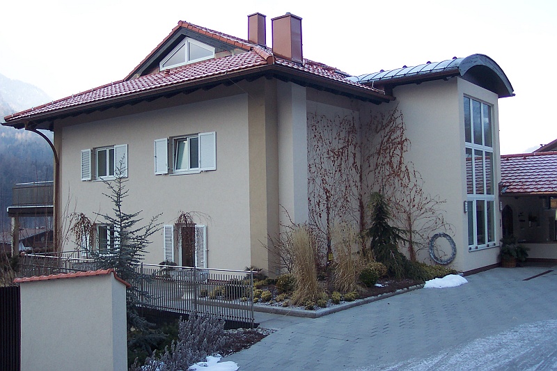 100_3574.JPG - Zakwaterowaliśmy się w bardzo przyjemnym domku. Troszkę musieliśmy dojeżdzać do wyciągu (ok. 30 km), ale warunki odpłaciły to z nawiązką.