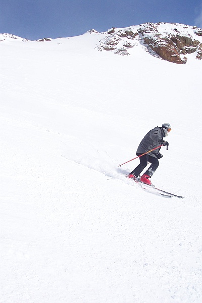 100_3584.JPG - Marek w swoim kultowym, nieaktualnym już niestety designie. Wesoła czapeczka, szara kurtka z dyndającym sznurkiem. :)