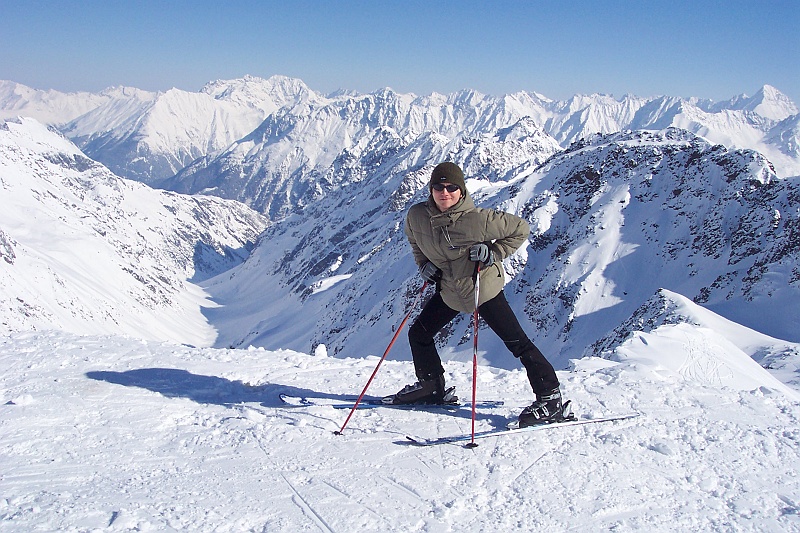 100_3611.JPG - A tu nasz Gryk. Zdjęcie z okresu, kiedy znacznie większą uwagę przykładał do szybkości, niż do cyzelowania stylu. :) Tu prezentuje dynamiczną postawę stojącą.