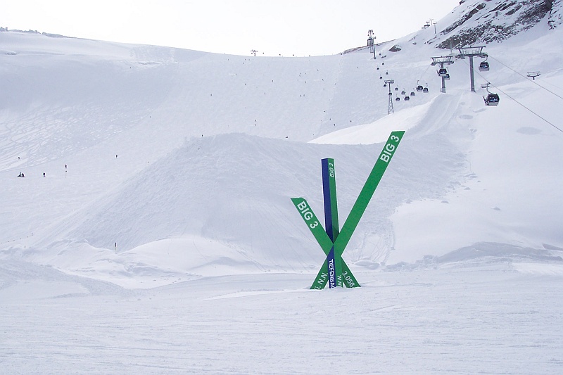 100_3675.JPG - A tu przypomnienie lokalnej atrakcji ośrodka czyli tzw "Big 3". W ośrodku poprowadzone są trasy zjazdowe z trzech trzytysięczników. Oczywiście zaliczyliśmy wszystkie.