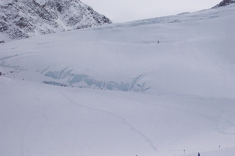 100_3676.JPG - A tu odsłonięty fragment jęzora lodowca. Jak widać, trasa poprowadzona jest zaraz obok.