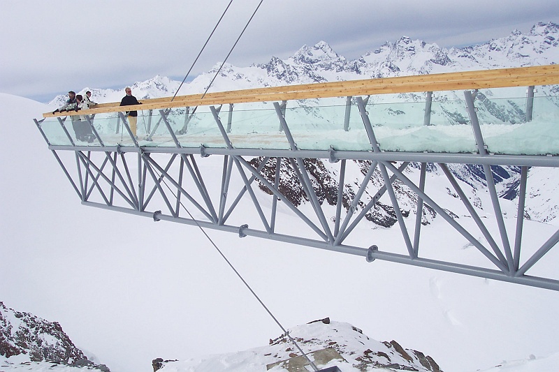 100_3689.JPG - I widok w przepaściste przestrzenie z punktu widokowego. Robi wrażenie, nie powiem. Ostatni rzut oka i wracamy.No i chyba koniec i bomba. A kto nie był ten trąba... :)
