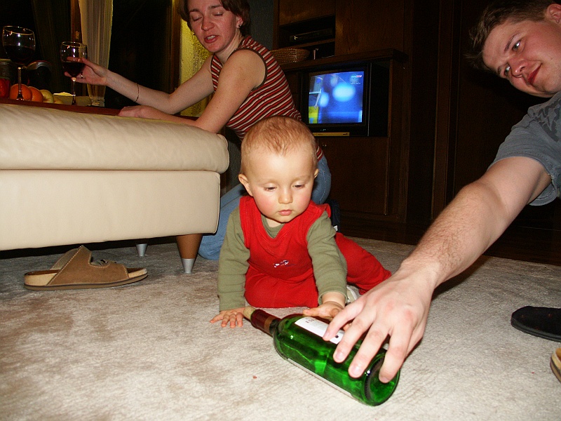 PICT0002-2.JPG - A tu Filip, który pojechał z nami i bardzo dzielnie się cały czas sprawował. Wujek Marek wziął na siebie ciężar wyjaśnienia pewnych ważnych i życiowych zarazem kwestii.