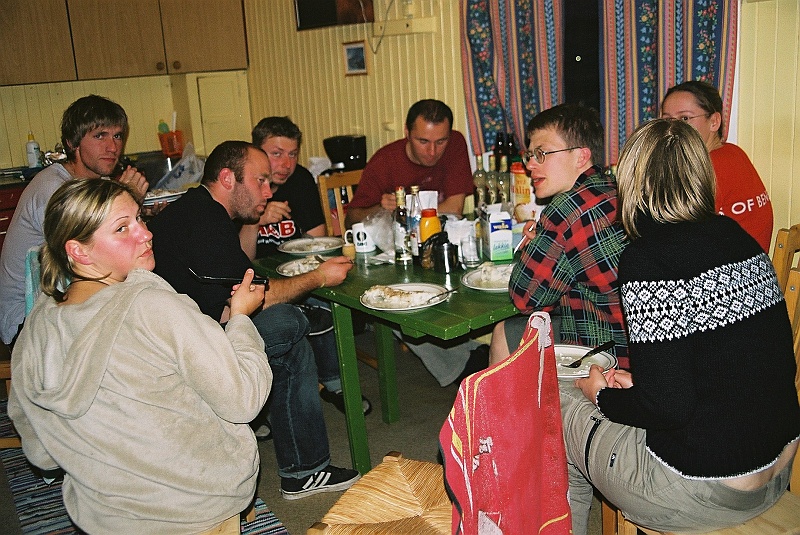 F1000008.JPG - Pałaszujemy nasz połów w ciepłym rybackim domku. Jedyna noc w tak luksusowych warunkach. (Zdjęcie - Rafał).