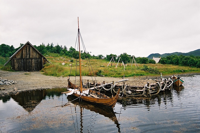 F1000032.JPG - Łódź wikingów. Ekspozycja z bardzo ciekawego, autentycznie urządzonego i zorganizowanego muzeum. (Zdjęcie - Laura).