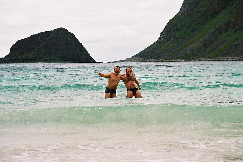 F1000036.JPG - A to jedyna kąpiel w wodach Morza Północnego. Wyglądało to tak, że najpierw przygotowaliśmy niezbędną infrastrukturę -- nagrzanie na maksa auta w środku, przyszykowanie ręczników i ubrań -- a później huzia na Józia! Rzecz, której chyba najbardziej żałujemy z wyprawy do Norwegii to to, że nie partycypowaliśmy w tym ekstremalnym wydarzeniu. (Zdjęcie - Rafał. Ha! chwileczkę - przecież Rafał się kąpie. Czyli: zdjęcie Tomek, tadam)!