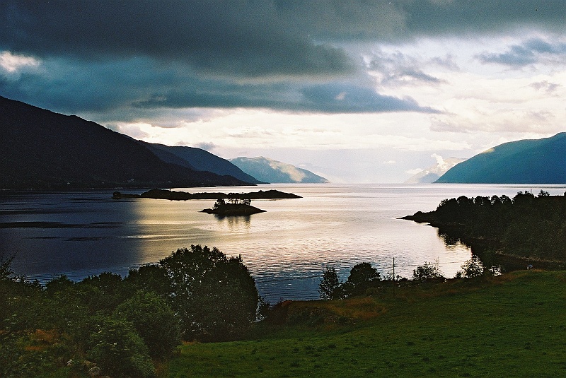 F1010010.JPG - Takie to, widokówkowe zdjęcia strzelali nasi przemili fotografowie (czyli wszyscy właściwie oprócz nas) na okrągło. Krajobraz, jak widać, im w tym pomagał jak mógł. (Zdjęcie - Rafał).