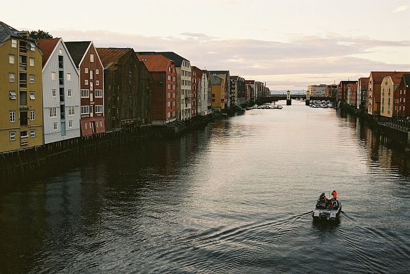 F1010036l.jpg - Trondheim - tak wygląda bez Adama Małysza. To trzecie co do wielkości miasto Norwegii, 160 tys. mieszkańców.   (Zdjęcie - Laura).