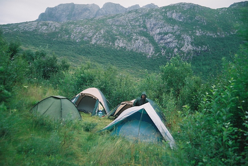 F1020001.JPG - Pierwszy nocleg 'na dziko'. Wbrew pozorom nie jest łatwo w tym górzystym kraju znaleźć miejsce na cztery namioty. :) (Zdjęcie - Rafał).