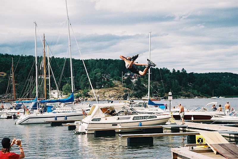 F1030006.JPG - A tu kwiat lokalnej młodzieży skacze na rolkach w lodowate wody fiordu. Na zdjęciu woda nie wygląda na zimną, ale wierzcie nam... brrr! (Zdjęcie - Rafał).