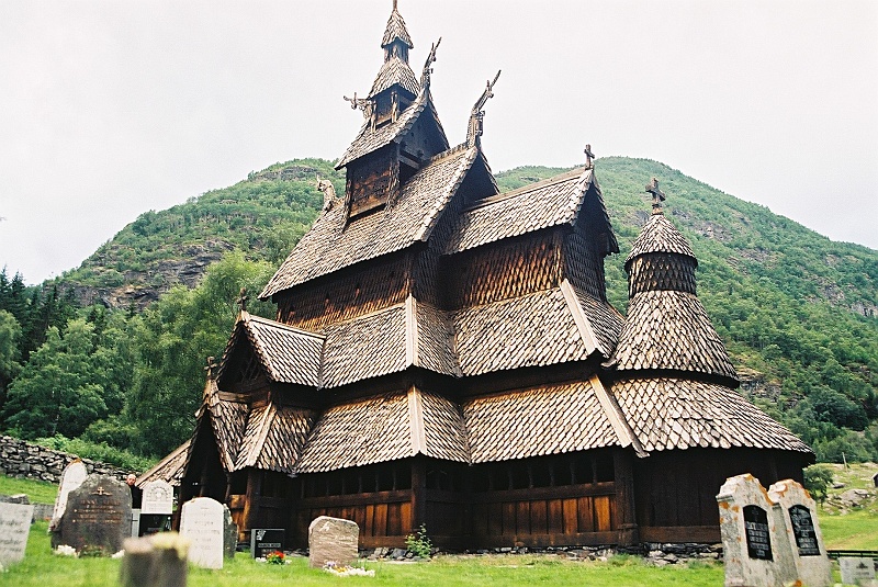 F1040009.JPG - Jeden z niesamowitych, budowanych bez uźycia gwoździ kościołów - stavkirke. Widzieliśmy ich sporo. To jeden z najładniejszych. (Zdjęcie - Rafał).