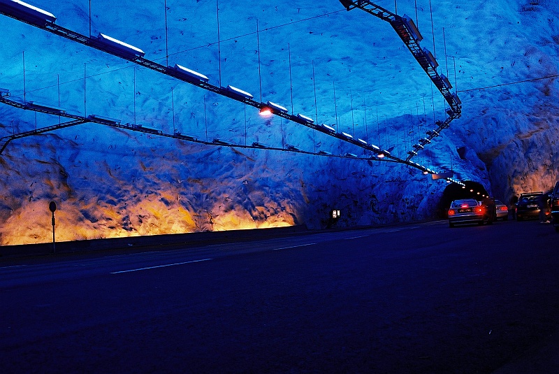 F1040013.JPG - A to w najdłuższym na owe czasy tunelu świata, 24,5 kilometra! Wyobrażacie sobie? Na zdjęciu jedno z dwóch rozszerzeń - były na 8. i 16. kilometrze. (Zdjęcie - Rafał).