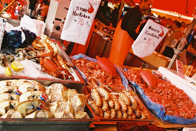 F1040020.JPG - Kolejne smakołyki na targu w Bergen. Co ciekawe, sprzedawcami są prawie bez wyjątku Włosi. (Zdjęcie - Rafał).