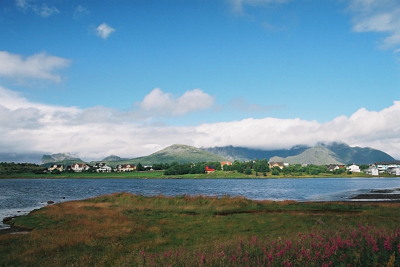 F1050006.JPG - I znowu sielanka. Fioletowe kwiaty, woda, góry i rustykalna zabudowa. (Zdjęcie - Rafał).