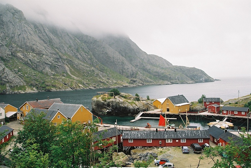 F1050013.JPG - Miejscowość Nussfjord. Jedna z najpiękniejszych i najbardziej kanonicznych wiosek na Lofotach. (Zdjęcie - Rafał).