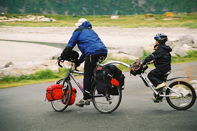 F1050015.JPG - A to dość typowy norweski patent na wspólną wyprawę rowerową. Bardzo sprytne, co nie? (Zdjęcie - Rafał).