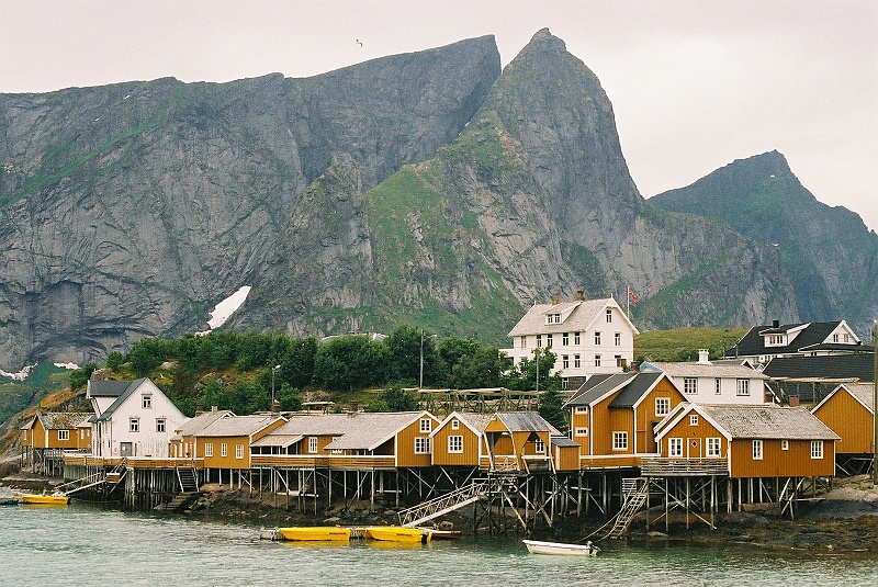 F1050022.JPG - Ciekawe, że wioski na Lofotach były generalnie jednokolorowe. Najczęściej czerwone. Tu, nieco rzadsza wersje - yellow. :) (Zdjęcie - Laura).