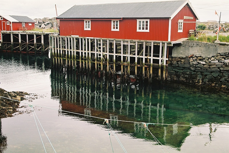 F1050027.JPG - Typowa chatka rybacka. Skromnie urządzona, na palach. Nazywa się na 'r', ale zapomniałem jak. (Zdjęcie - Rafał).