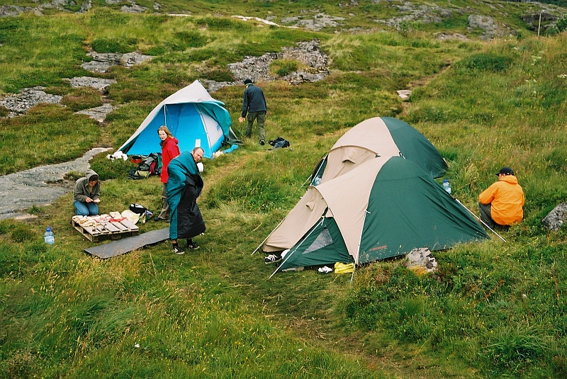 F1050029.JPG - Poranek na biwaku w A (najłatwiejsza do zapamiętania nazwa świata). (Zdjęcie - Rafał).