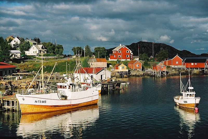 F1070003.JPG - Ech, kryształowa była ta woda. Ludzi mało, pewnie znowu nie zorientowaliśmy się, że już noc zapadła głęboka. :) (Zdjęcie - Rafał).